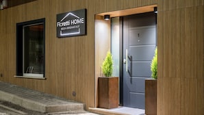 Un edificio con un cartello che riporta 'Fioretti HOME BED & BREAKFAST' e una porta con il numero '1' sopra.