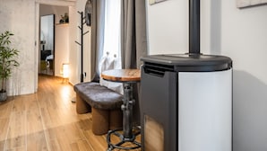 Una cucina moderna con un camino a legna, una panca e un tavolo da pranzo.