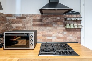 Refrigerador, horno, parrilla de estufa y cafetera y tetera 