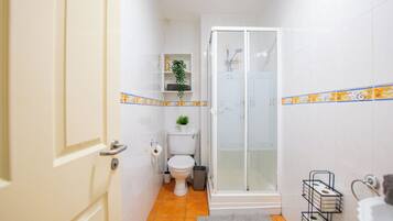Doccia, asciugacapelli, sapone, carta igienica