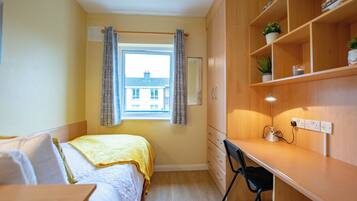 4 bedrooms, iron/ironing board, internet, bed sheets