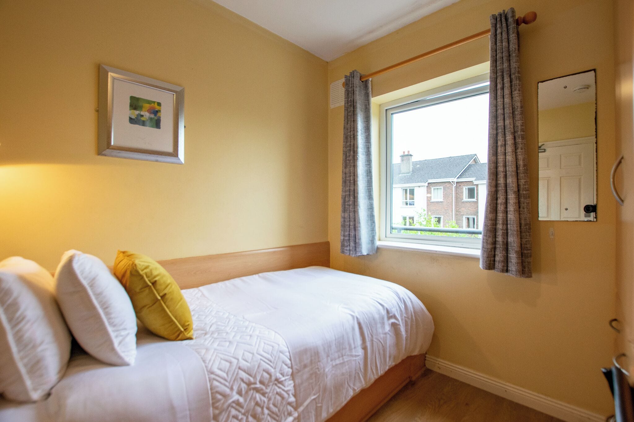 4 bedrooms, iron/ironing board, internet, bed sheets