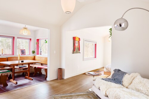 Private romantic Kingston cottage with vintage finds & Studio Ghibli nature vibe