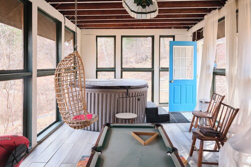 Private romantic Kingston cottage with vintage finds & Studio Ghibli nature vibe