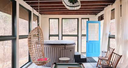 Private romantic Kingston cottage with vintage finds & Studio Ghibli nature vibe