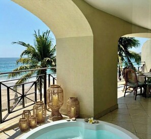 Outdoor spa tub - Ixtapa Oceanfront Secure Oasis: Private Jacuzzi, 3BR Luxury & Bay Views (Ixtapa Zihuatanejo)