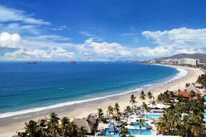 Beach - Luxury 3-Bedroom Beachfront Condo | Bay View Grand Ixtapa   (Ixtapa Zihuatanejo)