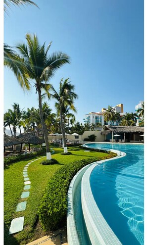 Pool - Ixtapa Oceanfront Secure Oasis: Private Jacuzzi, 3BR Luxury & Bay Views (Ixtapa Zihuatanejo)