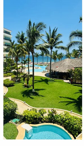 Pool - Ixtapa Oceanfront Secure Oasis: Private Jacuzzi, 3BR Luxury & Bay Views (Ixtapa Zihuatanejo)