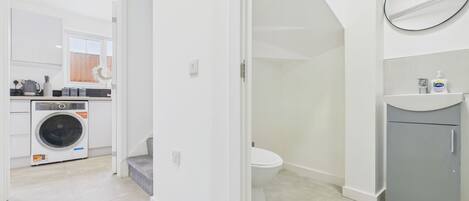 House, 3 Bedrooms | Private kitchen