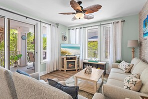 Condo, varias camas (Market Street Inn 248- Beauty by the ) | Área de sala de estar