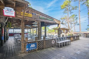 Condo, varias camas (Market Street Inn 248- Beauty by the ) | Restaurante al aire libre
