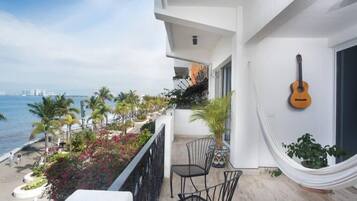 Condo superior, balcón, vista al océano | Terraza o patio