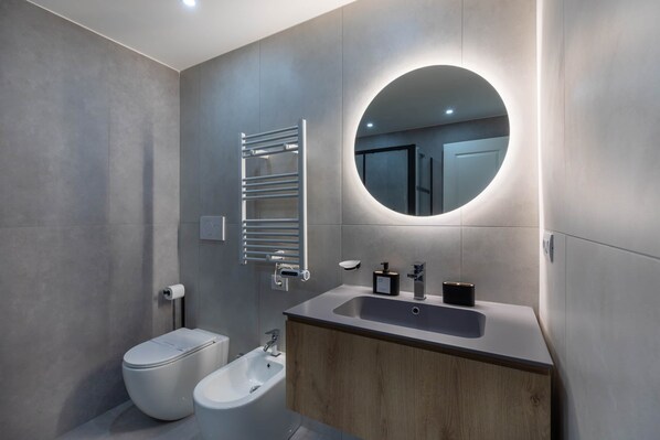 Shower, hair dryer, bidet, towels - Maya Casa Azzurro - Premium Room in Central Rome (Rome)