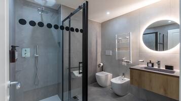 Doccia, asciugacapelli, bidet, asciugamani