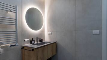 Doccia, asciugacapelli, bidet, asciugamani