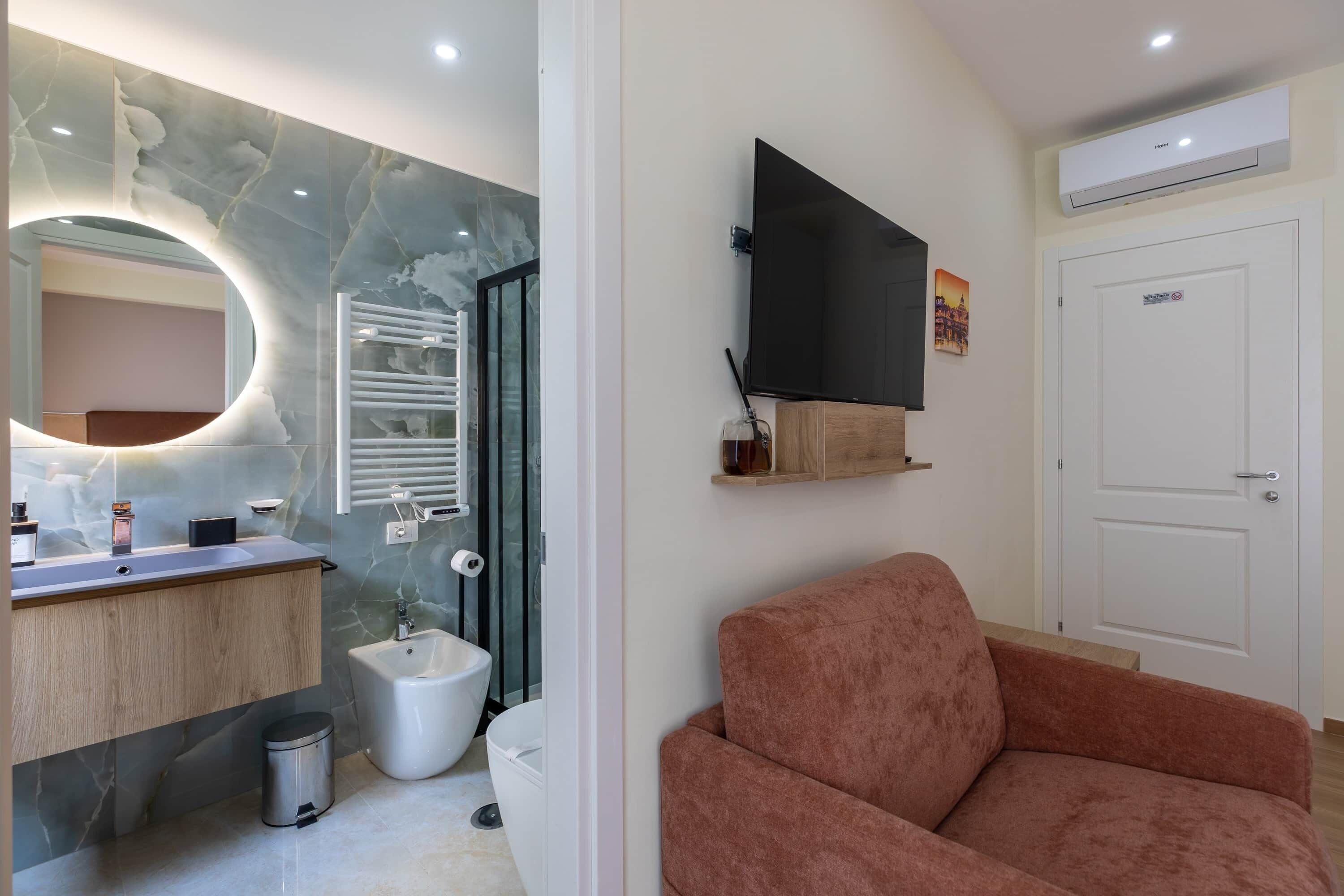 Shower, hair dryer, bidet, towels
