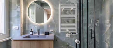 Shower, hair dryer, bidet, towels
