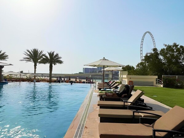 Outdoor pool - Relaxing 2BR Apartment in Al Bateen JBR - Walk to Beach & The Walk (Dubai)
