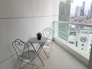 Outdoor dining - Relaxing 2BR Apartment in Al Bateen JBR - Walk to Beach & The Walk (Dubai)