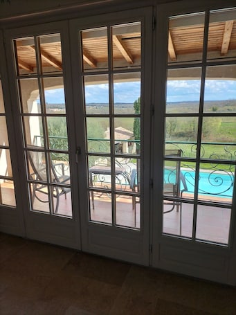 Interior. Spacious 4-bedroom villa for relaxing stays amongst the vineyards