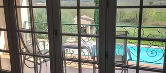 Spacious 4-bedroom villa for relaxing stays amongst the vineyards