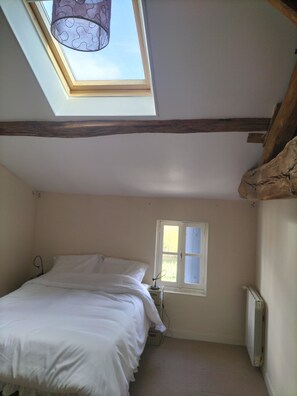 Room - Spacious 4-bedroom villa for relaxing stays amongst the vineyards (Val-de-Cognac)