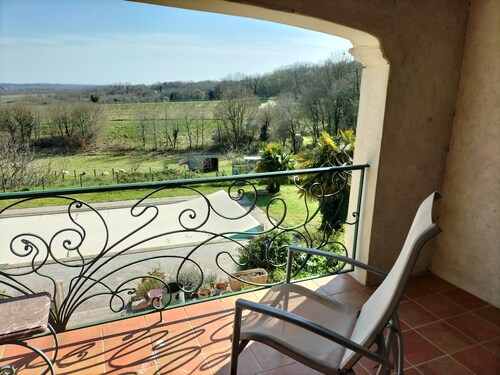 Spacious 4-bedroom villa for relaxing stays amongst the vineyards