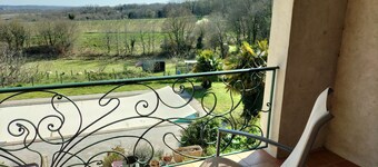 Spacious 4-bedroom villa for relaxing stays amongst the vineyards