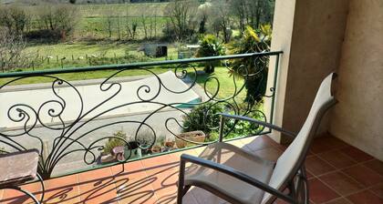 Spacious 4-bedroom villa for relaxing stays amongst the vineyards