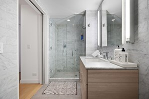Shower, towels, soap, toilet paper - Modern 1BR in Heart of NYC (New York)
