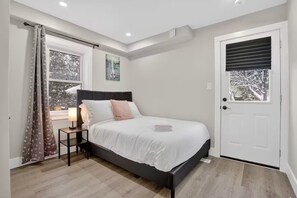 4 bedrooms, iron/ironing board, bed sheets - Walkable to DT | Suits Large Grps | 2 Parking spot (Kitchener)