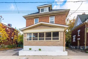 Exterior - Walkable to DT | Suits Large Grps | 2 Parking spot (Kitchener)