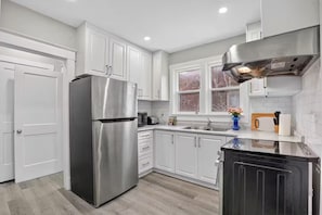 Private kitchen - Walkable to DT | Suits Large Grps | 2 Parking spot (Kitchener)