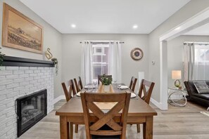 Dining - Walkable to DT | Suits Large Grps | 2 Parking spot (Kitchener)