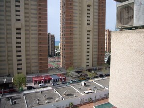 A high-rise residential building with multiple balconies and a rooftop area. - Gemelos 4 4B2 in Benidorm (Benidorm)