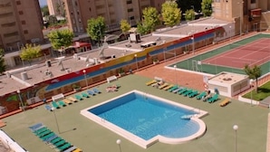A rooftop pool with sun loungers and a tennis court. - Gemelos 4 4B2 in Benidorm (Benidorm)