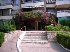 A multi-story building with a stone staircase leading to a glass entrance. - Eden Park 8C in Benidorm (Benidorm)