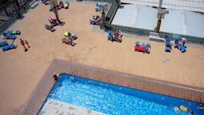 An outdoor swimming pool with sun loungers and a tiled deck area. - Santa Margarita 4C in Benidorm (Benidorm)