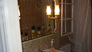 A bathroom with a sink, mirror, and toilet. - LA Pinta 11B in Benidorm (Benidorm)