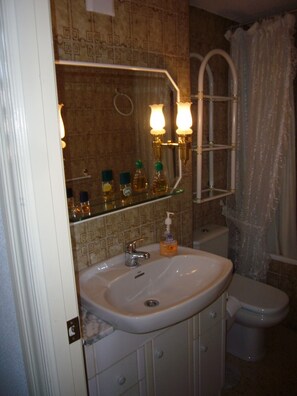 A bathroom with a sink, mirror, and toilet. - LA Pinta 11B in Benidorm (Benidorm)
