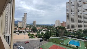 A residential area with high-rise buildings, a tennis court, and a swimming pool. - Mariscal 3 4J 2 Dormitorios (Benidorm)