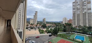 A residential area with high-rise buildings, a tennis court, and a swimming pool. - Mariscal 3 4J 2 Dormitorios (Benidorm)