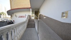 A building with a sign reading "EDIFICIO KAROLA" and a staircase leading to an entrance. - Karola 9A in Benidorm (Benidorm)