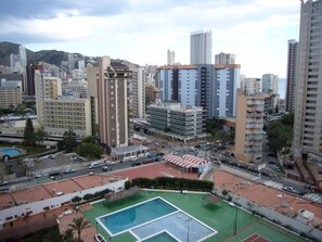 A high-rise hotel with multiple floors, a rooftop pool, and a tennis court. - Gemelos 2 11e2 in Benidorm (Benidorm)