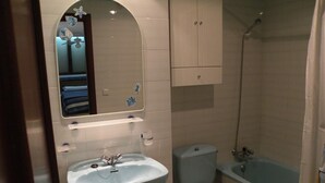 Un baño con lavabo, inodoro y bañera.