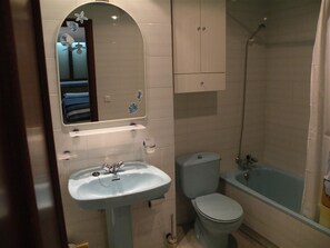A bathroom with a sink, toilet, and bathtub. - Gemelos 11 6C1 in Benidorm (Benidorm)