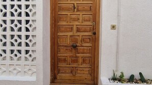 A wooden door with a number plate, a small balcony with a railing, and a tiled entrance area. - Rinconada Real 159 in Benidorm (Benidorm)