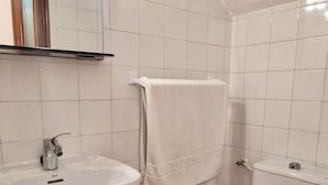 A bathroom with a white sink, toilet, and a mirror. - Rinconada Real 159 in Benidorm (Benidorm)