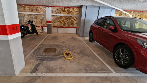 A parking garage with a red car and a scooter. - Villamarina A517 in Benidorm (Benidorm)